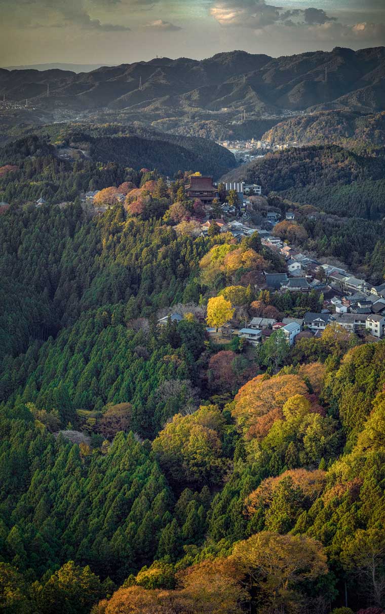 吉野山の街並みと金峯山寺蔵王堂（撮影 Hisao Suzuki,2022）