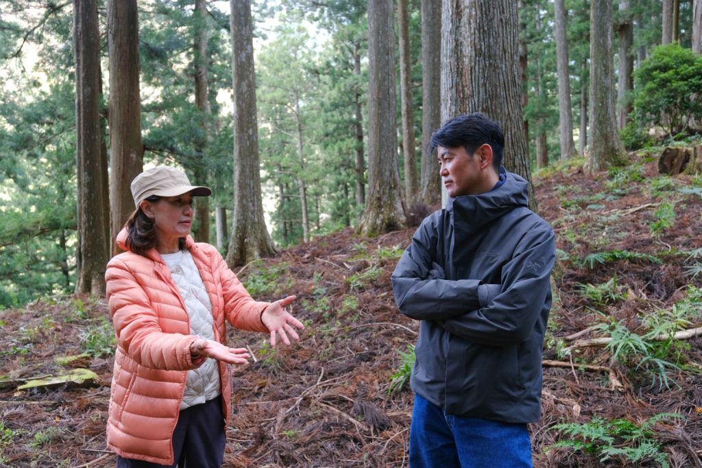 川上村植林地での平井雅世さん長谷川豪さん